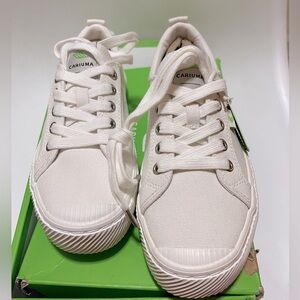 Cariuma Women’s OCA low Off-White Canvas size 7